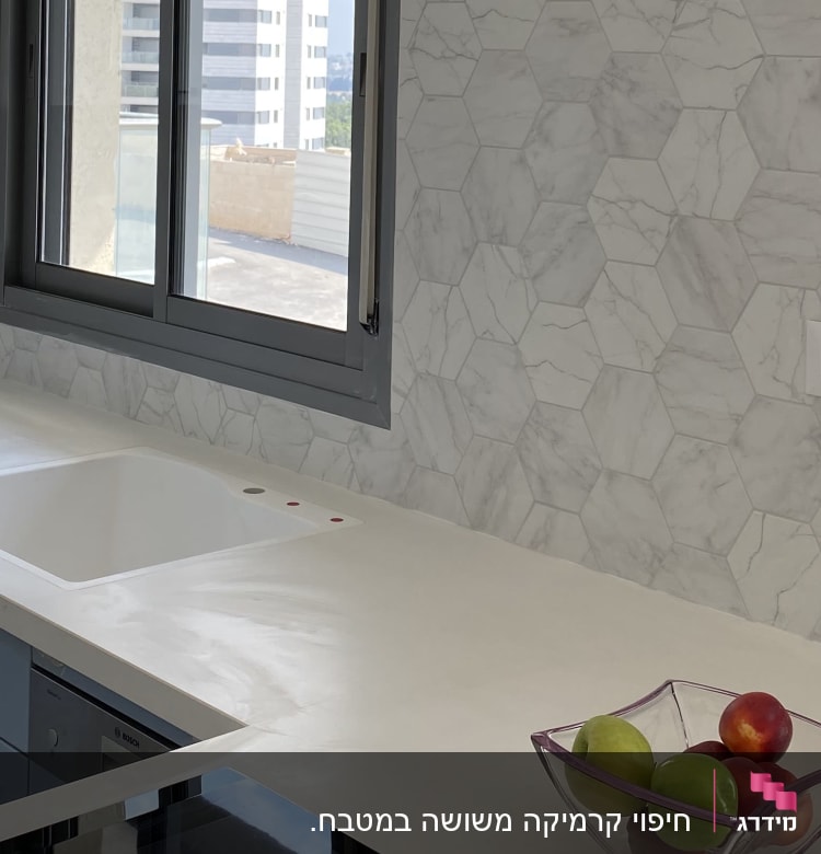 מטבח עם שיש חדש ואריחים משושים על הקיר